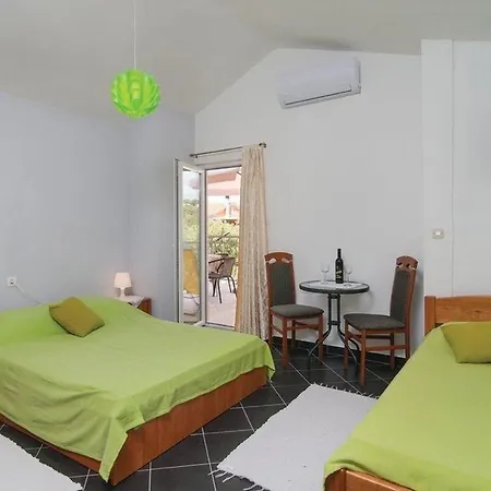 Appartement In With Terrace, Air Conditioning, Wifi, Washing Machine 4773-4 Ražanj